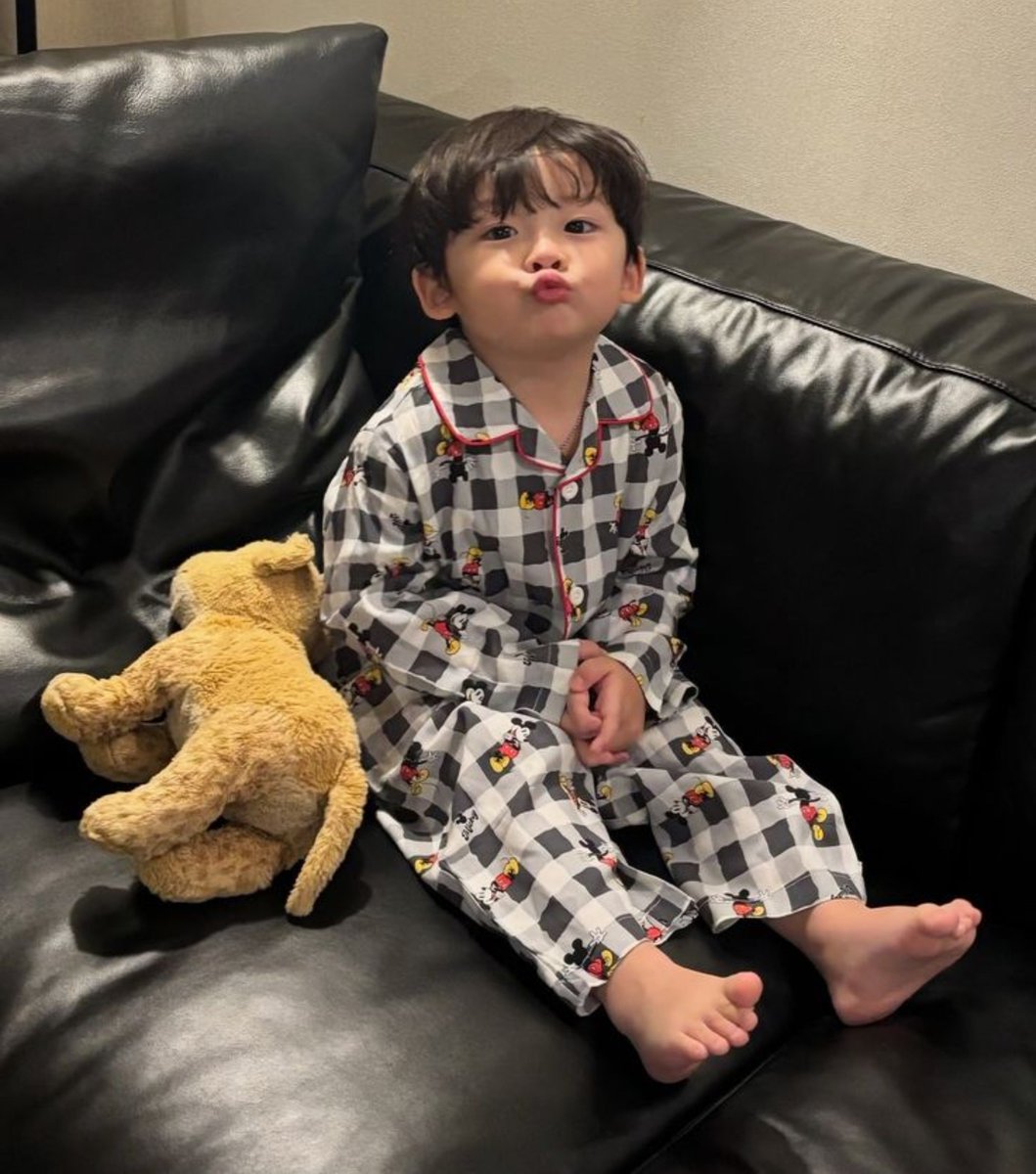 yssa_i0's tweet photo. O PAPAI É MEU! #jikookau 💌
Jimin e Jungkook são casados e tem um filho de 4 anos que é extremamente apegado ao Jimin. Sempre que Jungkook tenta abraçar ou beijar o marido, o pequeno aparece no meio: “O papai é meu primeiro!” https://t.co/xPz5RbNc1R