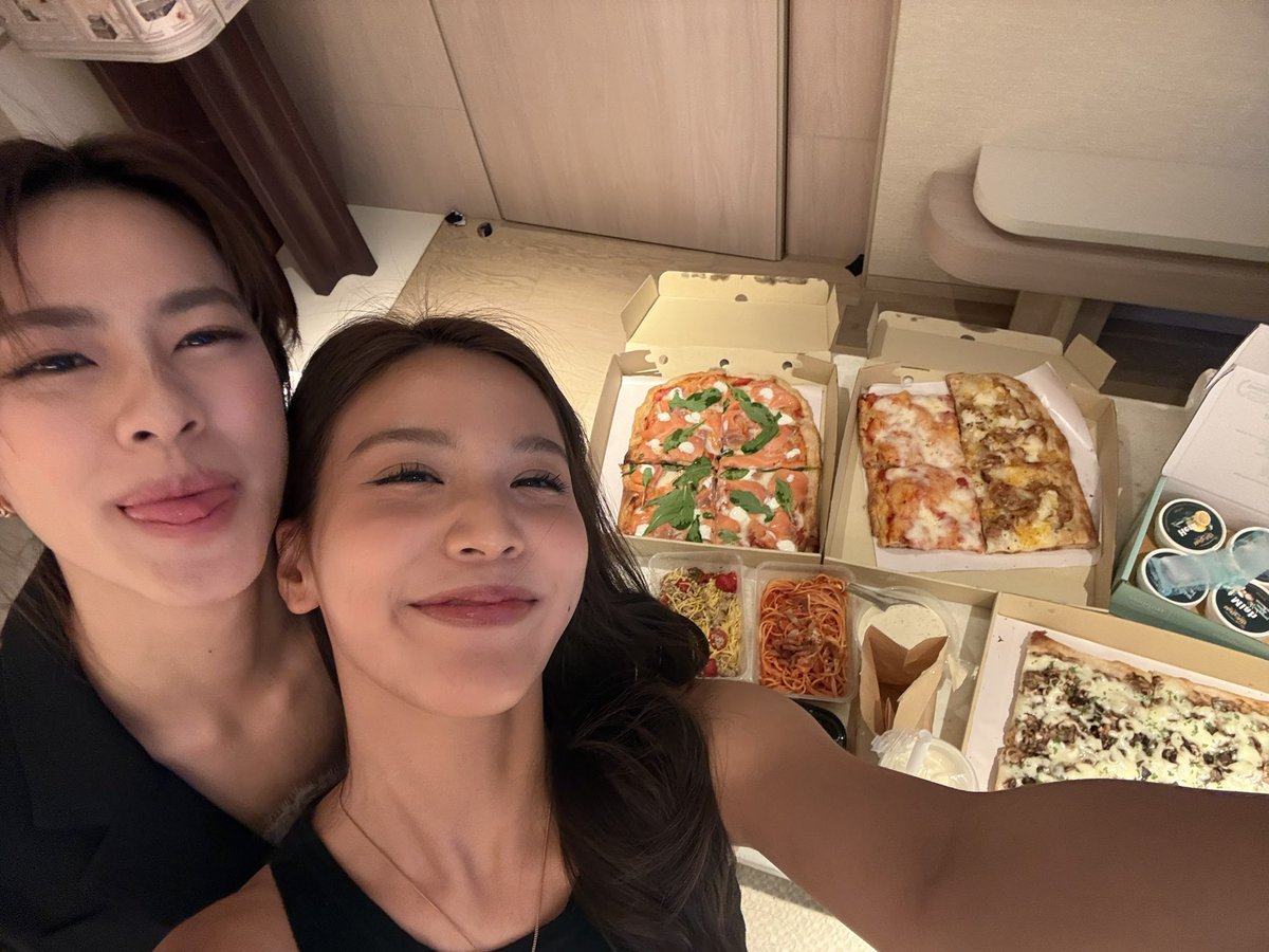 i3ananastory's tweet photo. POV: รักต่างวัย อัพรูปอวดแฟนโดยใช้ฟู้ดซัพเป็นข้ออ้าง

Gen Z                                                     Gen Z
(ตอนต้น 1998)                                 (ตอนปลาย 2004) https://t.co/gCYSjHS6iK