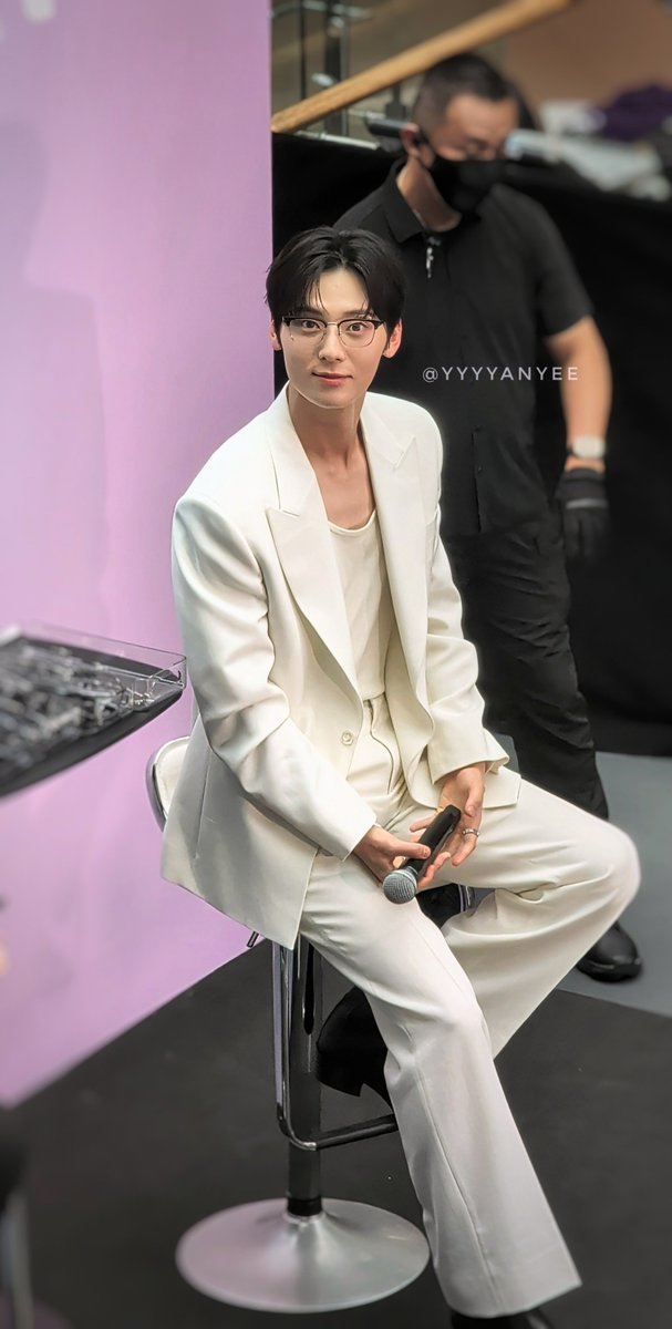 yyyyanyee's tweet photo. 22082026 Lenskart Frame Your Style Singapore 

Minhyun in Look 4

Minhyun ah thank you for taking care of all your fans. So surprised that I caught so many moments of you looking straight into my lens. 나 설레다 

#hwangminhyun #hwangminghyuninsg #lenskart #황민현 https://t.co/N0rHQbQ4WK