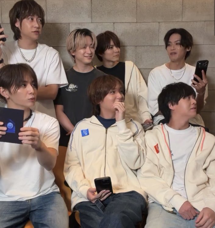 hyr12s's tweet photo. Hey! Say! JUMP、1人がどっか向いたら他の人たちも同じ方向見がちなのホンマにかわいいが、ミーアキャット集団 https://t.co/bPnrHESdVM