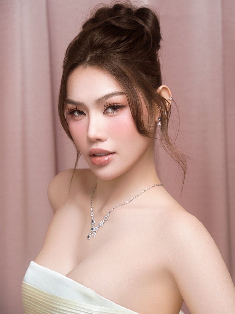 MaryleeLautner's tweet photo. somewhere between sunshine and daydreams☀️

Dress: @rosanor.studio 
MUA: Tú Lê 
Hair: Phan Tấn Duy 
Photo: Quang Phát

#docamly
#MissCosmoVietnam
#HoaHauHoanVuVietNam
#UniMedia https://t.co/r6DMvN7Mkv