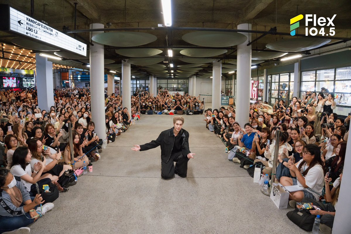 Flex_Connect's tweet photo. ขอบคุณแฟน ๆ ทุกคนที่มาเติมพลังและให้กำลังใจศิลปินกันจนแน่นสตูดิโอ Flex 104.5 ในวันนี้ บอกเลยว่าอบอุ่นมาก ๆ และต้องขอขอบคุณ 𝐏𝐇𝐔𝐖𝐈𝐍 ที่สละเวลามาพูดคุยถึงผลงานเพลงล่าสุดอย่าง “Black Card” ในรายการ Flex Talk แบบจัดเต็ม ทั้งเรื่องเบื้องหลังการทำงานและมุมมองในเวอร์ชันสุดน่ารัก ใครที่ยังไม่ได้ฟัง อย่าลืมตามไปฟังเพลง “Black Card” ได้แล้วทุกช่องทางนะคะ รับรองว่าติดหูแน่นอน🖤💳✨

📌ดูรายการ Flex Talk ย้อนหลังได้ทาง YouTube : FlexConnect
https://t.co/oWuqu7gPqv

@phuwintang @RiserMusic 
.
#Flex1045xPHUWIN_BlackCard
#BlackCardPHUWIN
#phuwintang #RISERMUSIC
#FlexTalk #FlexConnect #Flex1045