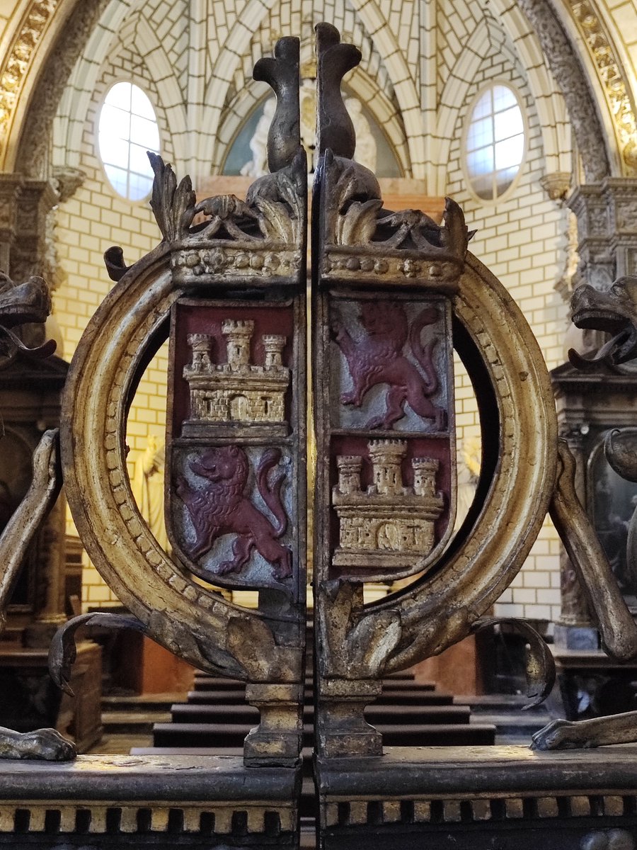 trastamara_ana's tweet photo. Historia de España 🇪🇦 que no se estudia ni en colegios ni en institutos...

El 24 de agosto de 1358 nació en Épila (Zaragoza) el infante Juan, futuro Juan I de Castilla, segundo monarca de la dinastía Trastámara. Su llegada al mundo se produjo en el exilio aragonés de sus padres, Enrique II y Juana Manuel de Villena, en pleno conflicto civil contra Pedro I. 

Más allá de las crónicas militares, la historiografía actual destaca su reinado (1379-1390) como un periodo fundamental para la modernización institucional y la legitimación del poder real en la Baja Edad Media.

A diferencia de la visión tradicional que prioriza los desastres bélicos, el valor académico de Juan I radica en su capacidad de reforma administrativa junto a las Cortes generales.

En 1385 fundó el Consejo Real para integrar de forma fija a la nobleza, el clero y los representantes de las ciudades (los caballeros de cuantía) en el gobierno diario.

Fue el último monarca castellano en recibir una unción y coronación sacralizada tradicional. Tras su reinado, el acceso al trono se articuló mediante proclamaciones y aclamaciones civiles.

Estabilizó la administración de justicia institucionalizando la Real Audiencia y optimizó la recaudación fiscal para sostener el aparato militar del reino.

El contexto exterior del reinado estuvo condicionado por grandes conflictos paneuropeos que el monarca supo gestionar para fijar la hegemonía castellana.

Durante la Guerra de los Cien Años mantuvo la alianza estratégica con Francia. La armada castellana protegió las rutas comerciales del Cantábrico y hostigó las costas de Inglaterra.

En el contexto del Cisma de Occidente, tras un meticuloso análisis teológico y político formalizado en Medina del Campo (1381), Castilla declaró oficialmente su obediencia al papa de Aviñón, Clemente VII.

El Frente Portugués: aunque la derrota en la Batalla de Aljubarrota (1385) frustró la unión dinástica con Portugal tras su matrimonio con Beatriz de Portugal, la posterior firma del Tratado de Bayona (1388) cerró definitivamente las pretensiones de los Lancaster al trono de Castilla.

Juan I falleció prematuramente en Alcalá de Henares en 1390 tras caer de su caballo. Sus restos descansan en la Capilla de Reyes Nuevos de la Catedral de Toledo, consolidando el panteón de una dinastía que transformaría la península de manera irreversible.

#Trastámara
#HistoriadeEspaña