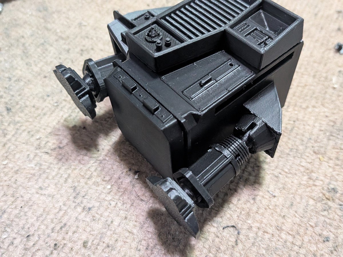 ok2177's tweet photo. サイレントランニングのドローン製作。細かいところを修正してましたが、本体はほぼ完成しました。脚のボールジョイントも何とかなりました。本体正面の小さいパネル面は差し替え出来るようにしてます。デューイとヒューイで微妙に異なるので。あとはアームを頑張ります。 https://t.co/AMuvStFRtt