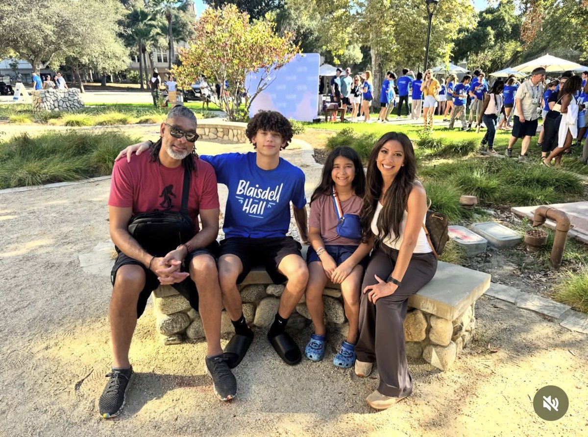 SASpursMemes's tweet photo. Timmy with his family! 🙌🏼 https://t.co/LVmwMW0X9y