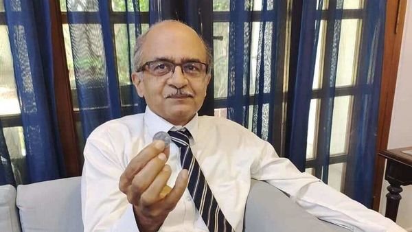 pkpk36's tweet photo. @pbhushan1 Dimagi Naxal hu will sell his soul for one rupee!! https://t.co/zpAFH8ubAq