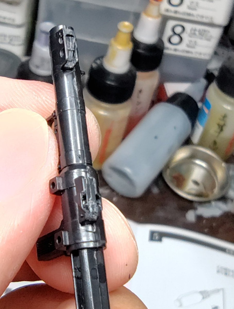 ammocan762's tweet photo. RPG7V2ですが、サイトを折り畳んだ状態にしようと思い、説明書通りだと、カットしたあとフラットになるのが味気なく思い、せっかくなので彫り込んでカットしたサイトを入れて、折り畳んだ状態を表現してみました。
#リトルアーモリーを作る
#rpg7v2 https://t.co/TAsHsWyF8p