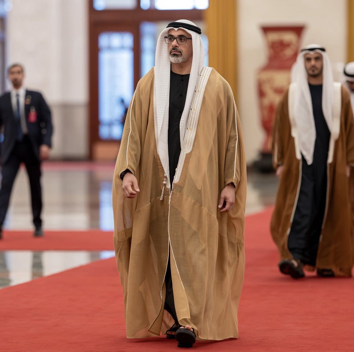 x_uae71's tweet photo. ولي العهد : خالد بن محمد بن زايد آل نهيان . 

< شتان بين الثرى والثريا > https://t.co/kuMWMq85kZ