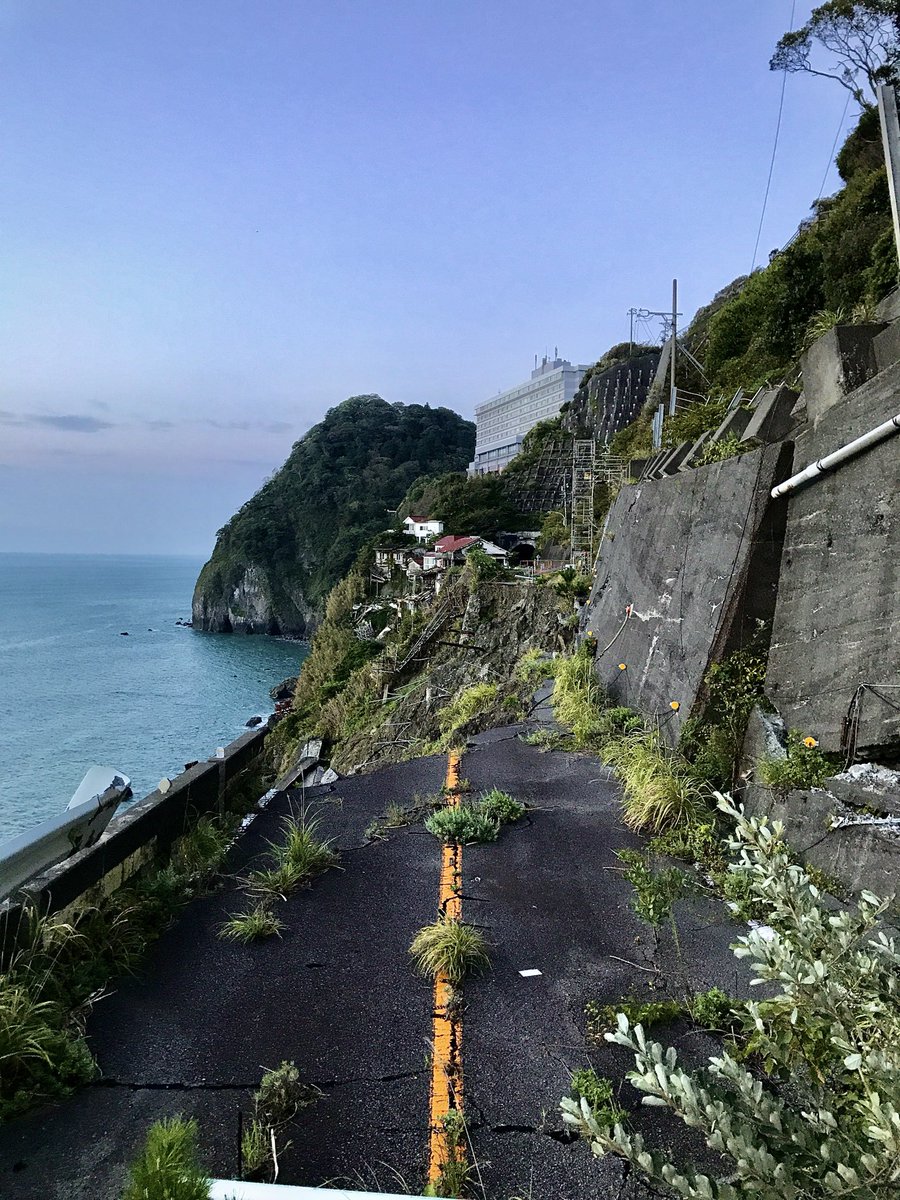noiseandblame's tweet photo. 見たまんま、大崩れしてる廃道。
こんななりだが一応は旧国道である。 https://t.co/TKYMSzjpAo