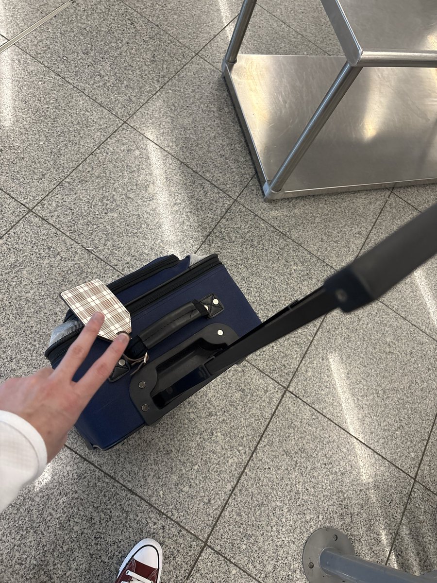or1_yuzu's tweet photo. 空港だあああああ！日本待ってろおおおおお！ https://t.co/h44p5vIhuR
