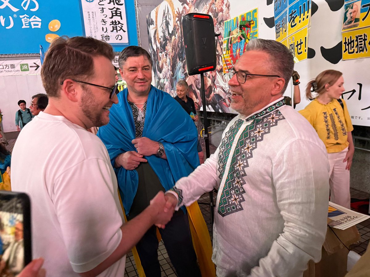 Latvia_Japan's tweet photo. リーガから東京まで、ウクライナへの支援は揺るぎません。🇱🇻🇺🇦
ウクライナの独立記念日に際し、駐日ラトビア大使館の職員も渋谷で行われた連帯イベントに参加し、ウクライナの主権と自由への支持を改めて表明しました。

ウクライナに栄光あれ！ 🇺🇦
#StandWithUkraine https://t.co/socIQwOrAi