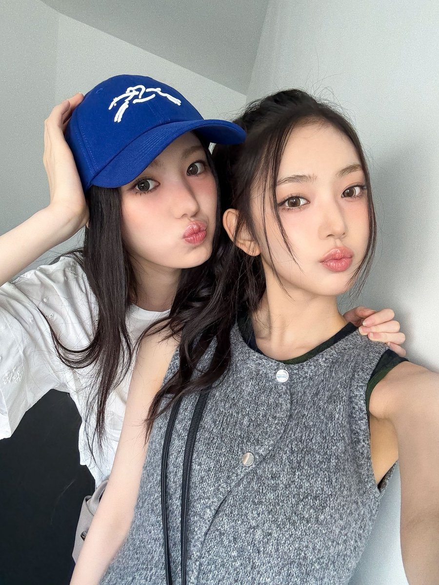 blueflamezuha's tweet photo. berempat loh ya😹
#TiiiKiiiSelcaDay #TKSD #TiiiKiii #KiiiKiii #키키 #SUI #수이 #LEESOL #이솔 #SUISOL @We_KiiiKiii @unfvorgiven https://t.co/t5dNH7g2UX