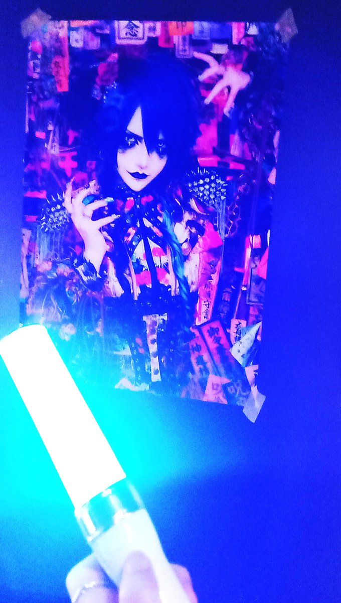 hzmn_dj's tweet photo. ほんこち、珍しくアイドル現場のマザリZepp DiverCityでした
！
バンギャノリで暴れられて楽しかったー！！
アンコールで出てきたAKちゃんが髪型ポニテで、不覚にもキュンとしてしまったw
友人達と写真撮ったけど皆ペンラの色が違ってわかりやすいな☺️(私はレムちゃん推しなので青💙) https://t.co/juJZdYehDQ