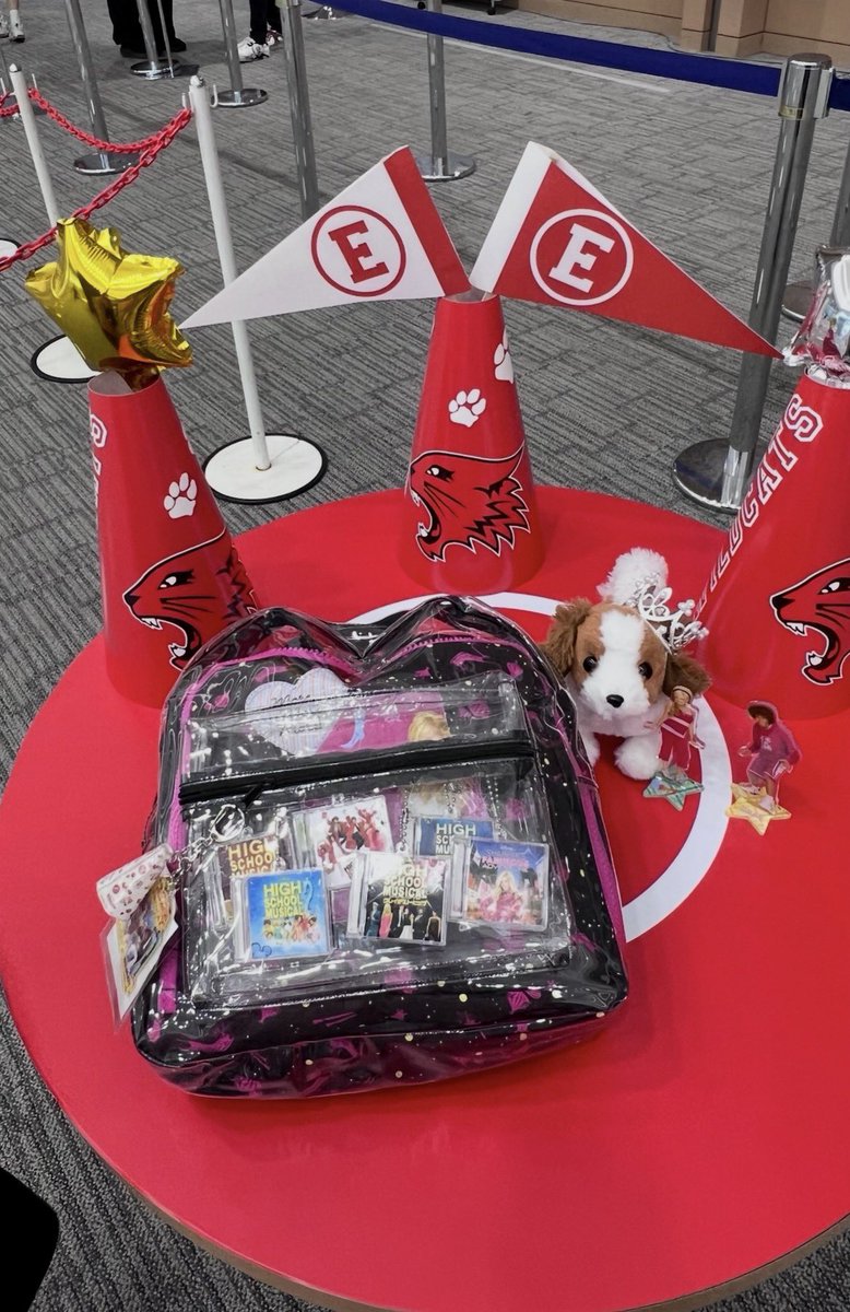 yk__ky___'s tweet photo. 1日で作り上げた🤣
ミニチュアCD可愛く出来てよかった✨
娘がずっとチャドとシャーペイのペアアクスタに違和感もってて笑った🤭
#HSM
#ハイスクールミュージカル https://t.co/v72cuLFJ1D