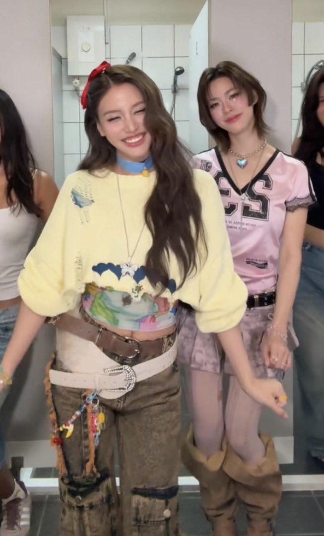 weiirdooky's tweet photo. Emi’s been doing so many things that make Bonnie happy lately: joining her in cutesy tt challenges, getting excited over food, being goofy onstage—and it honestly feels likes she is exactly where she’s meant to be now 🥹 https://t.co/3X093JyDTA