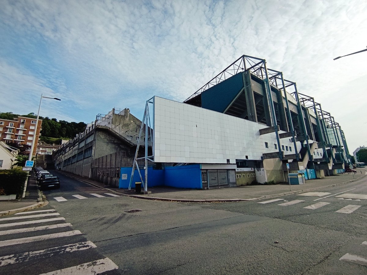 sten1718's tweet photo. 🏟️ Stade Jules Deschaseaux

L'ancienne arène du Havre Athletic Club, occupé maintenant par Le Havre Rugby Club.
#Groundhopping https://t.co/WygdKTh4FK