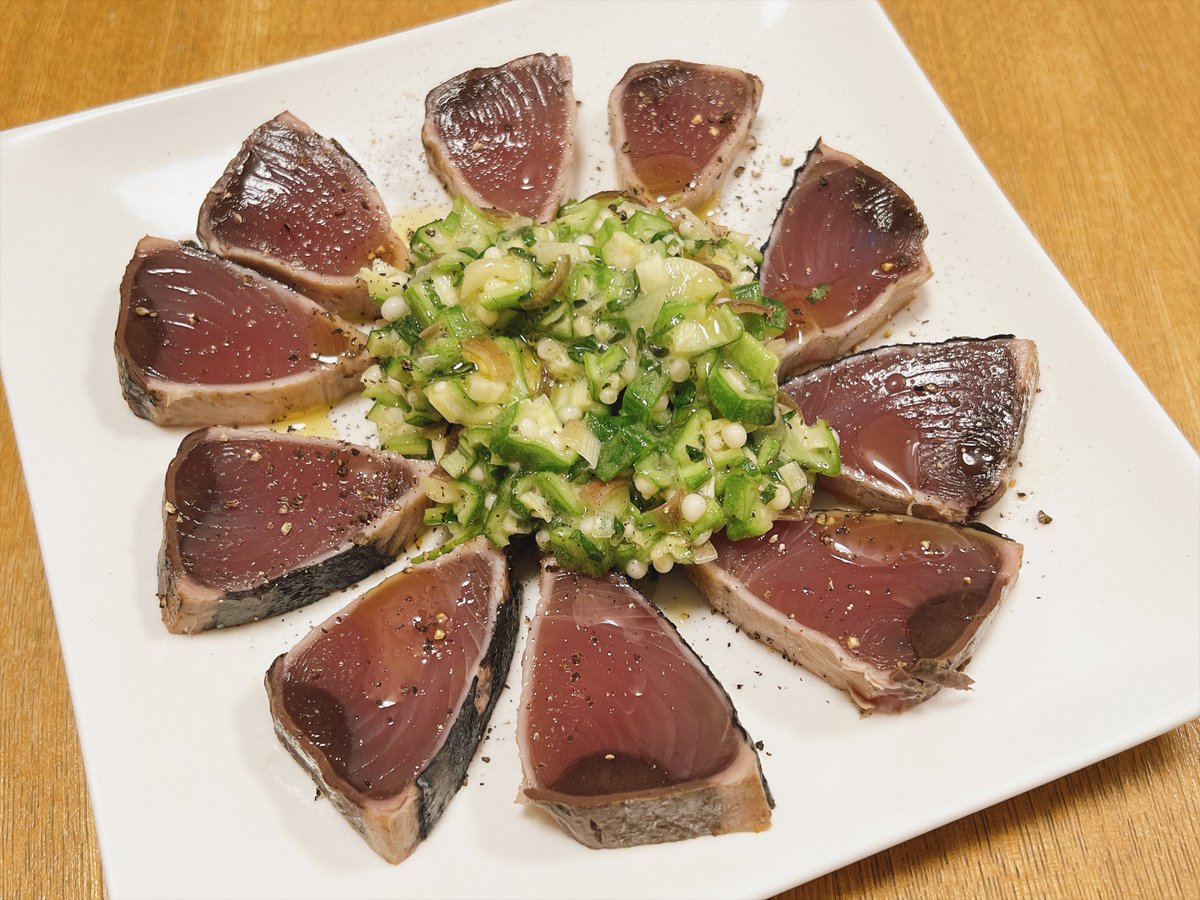 hinaske77's tweet photo. お魚安いの助かる～な晩ごはーん！
今日はカツオのたたきが柵で安かったからオクラソースで食すなど😌
レシピにはないけどミョウガと大葉足しておろしニンニクを少し減らして作ったのでちょっと爽やか✨
ポン酢が好きだけど最近は専らお野菜取れる感があるこちらで食べてる https://t.co/hb843u4bQJ