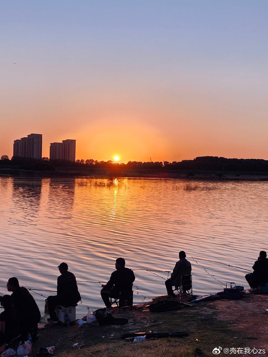 GrkmSr01's tweet photo. Our uni photography club’s sunset hike this Sat at Silver Lake—bring your best lens, snacks, and let’s capture golden hour together! RSVP via link in bio https://t.co/96RcN8eulo