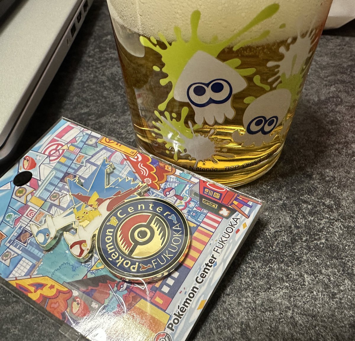 suamachang's tweet photo. ほかのポケセンのピンズもほしいな〜交換してくれるのないかな〜ン
ついでにこのグラスいつ色変わる？ https://t.co/Jx4J96dHD0