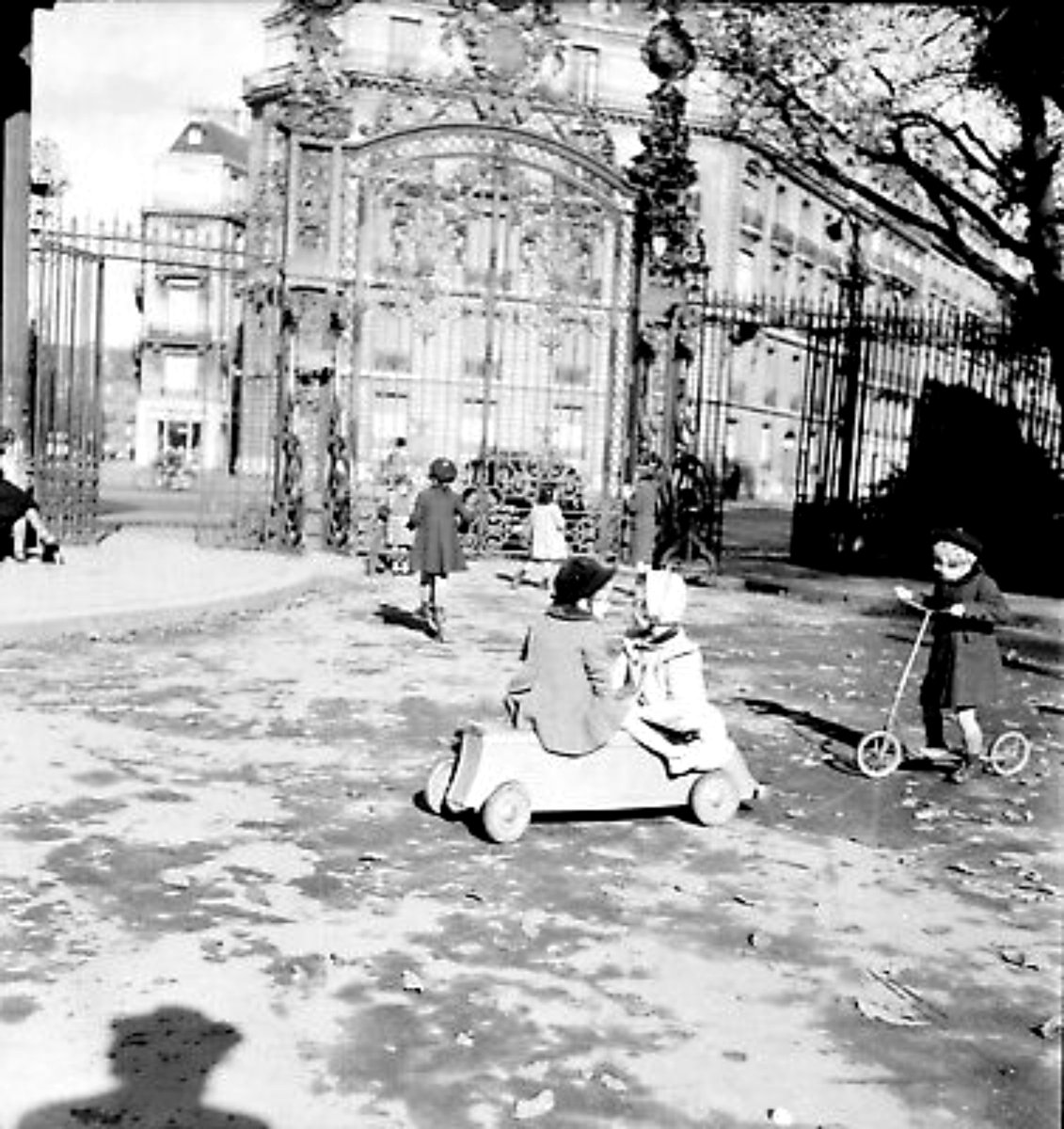 ParisAMDParis's tweet photo. Ça roule au parc Monceau.
1937 Paris 8e https://t.co/86BRB4fRWO