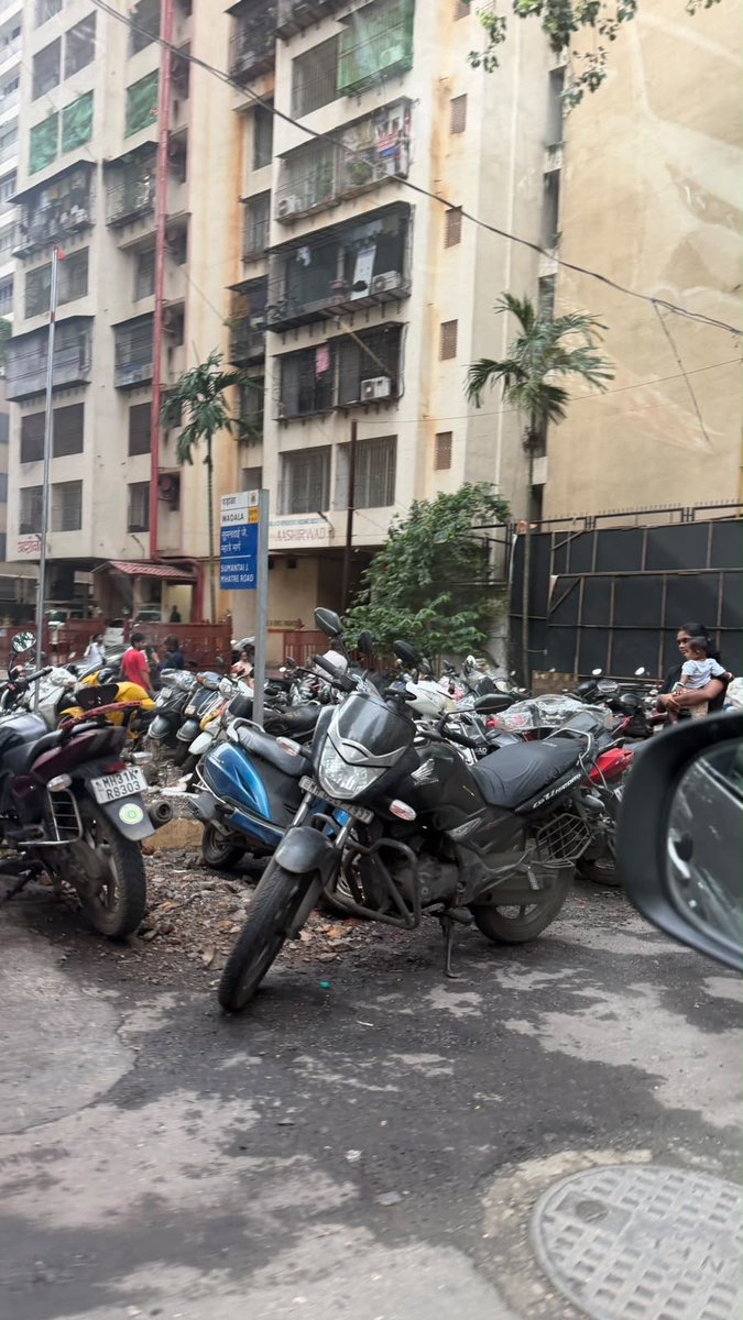 rajandagarwal's tweet photo. @MTPHereToHelp Reminder: Please see plight due to menace of random parking by 2 wheelers in and around Wadala Fish Market, Mum31 under KidwaiMargPolStn. https://t.co/3wmHcjQUsQ