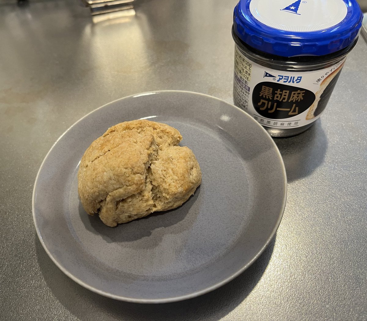 ClimbCrumbRun's tweet photo. 身体がもっと炭水化物を欲してる
今日、黒胡麻クリームなるものを購入した
合うんじゃないの、ザクザクスコーンに

#スコーン
#黒胡麻クリーム https://t.co/iz2oLtBQkQ