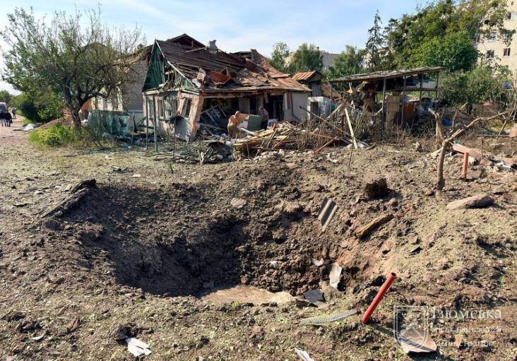 BohuslavskaKate's tweet photo. At around 9:00 AM, Russians shelled Izium in Kharkiv region with multiple launch rocket systems (MLRS), killing a 46-year-old man and wounding a 13-year-old girl‼️ https://t.co/Efks4k8UrJ