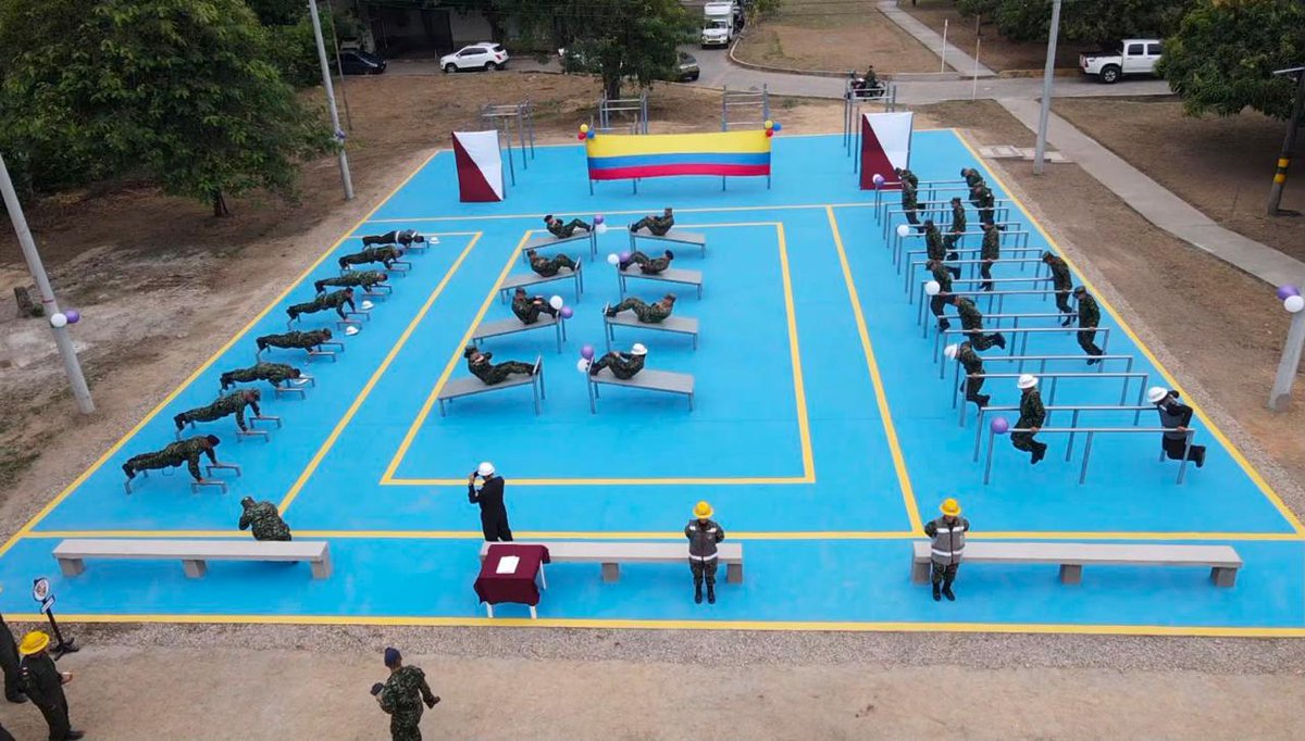 Ingenieros_EJC's tweet photo. BRING | #ParaDestacar 

El Batallón de Mantenimiento de Ingenieros N.° 40 realizó la entrega del tercer gimnasio descubierto en el barrio El Mirador del Fuerte Militar de Tolemaida, un nuevo espacio diseñado para fortalecer el acondicionamiento físico y el entrenamiento funcional de nuestros militares y sus familias.

🏋️‍♂️ Esta infraestructura representa más que un espacio para entrenar: es una apuesta por el bienestar, la preparación física y la calidad de vida de quienes sirven a Colombia y de sus familias.

#PorNuestrosSoldados