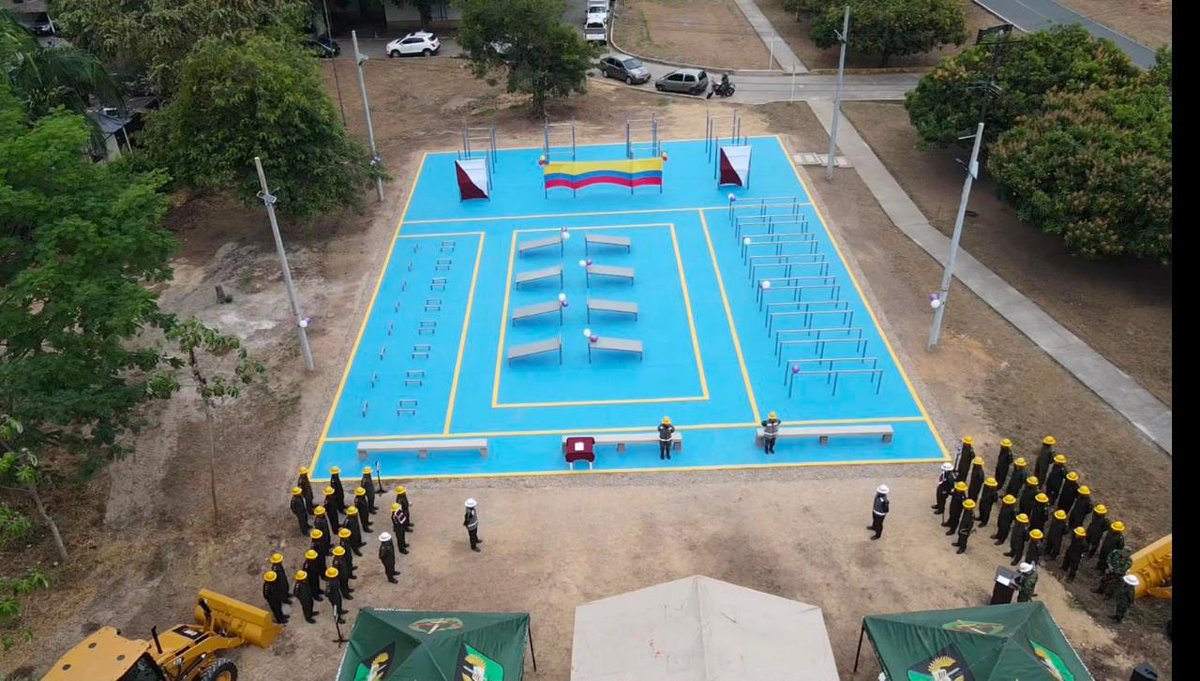 Ingenieros_EJC's tweet photo. BRING | #ParaDestacar 

El Batallón de Mantenimiento de Ingenieros N.° 40 realizó la entrega del tercer gimnasio descubierto en el barrio El Mirador del Fuerte Militar de Tolemaida, un nuevo espacio diseñado para fortalecer el acondicionamiento físico y el entrenamiento funcional de nuestros militares y sus familias.

🏋️‍♂️ Esta infraestructura representa más que un espacio para entrenar: es una apuesta por el bienestar, la preparación física y la calidad de vida de quienes sirven a Colombia y de sus familias.

#PorNuestrosSoldados
