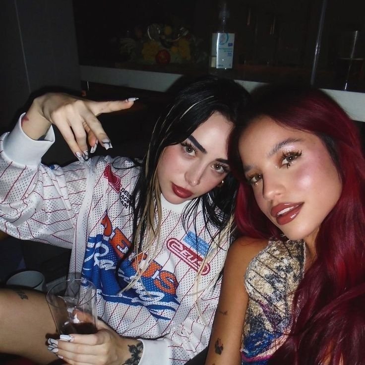 emiliaupdate_es's tweet photo. "Intoxicao" siempre será un temazo. Necesito que Emilia y Nicki vuelvan a colaborar 🥹🤍 @emimernes_ @Nicki_Nicole19 https://t.co/Ga4Mwjlfwf