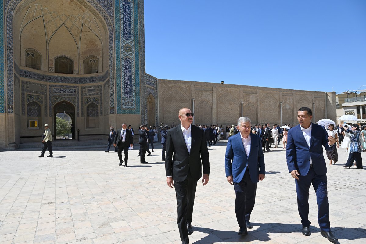 presidentaz's tweet photo. Presidents and First Ladies of Azerbaijan and Uzbekistan visited Poi-Kalyan Complex in Bukhara.

https://t.co/t2YRgrBk1y https://t.co/i7pkJJJWFv