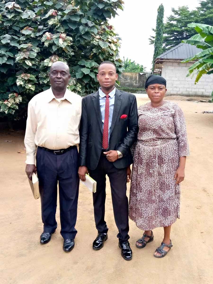 NwiwugaP's tweet photo. Father, Mother and Son always putting God first. https://t.co/m1AMaOBHxK