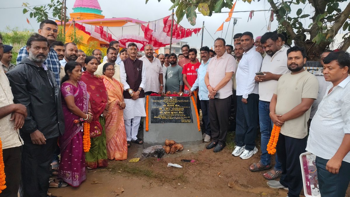 SethSanjayMP's tweet photo. रातू प्रखंड के दयाल नगर, बजरंग बली मंदिर, गणपति विहार कॉलोनी सहित कई मोहल्लों में लगभग 2 किलोमीटर सड़क निर्माण कार्य का आज शिलान्यास किया। लगभग 2 करोड़ 36 लाख रुपये की लागत से बनने वाली ये सड़कें स्थानीय लोगों के आवागमन को सुगम बनाने के साथ क्षेत्र के विकास को नई गति देंगी।
इस अवसर पर कांके के विधायक श्री सुरेश बैठा जी, हटिया के विधायक श्री नवीन जायसवाल जी, जिला परिषद अध्यक्ष श्रीमती निर्मला भगत, प्रमुख श्रीमती संगीता देवी, श्रीमती रेणु देवी, मंडल अध्यक्ष श्री सुबोध साहू, श्री अमित गोप एवं श्री देवेंद्र सिंह विशेष रूप से उपस्थित रहे।