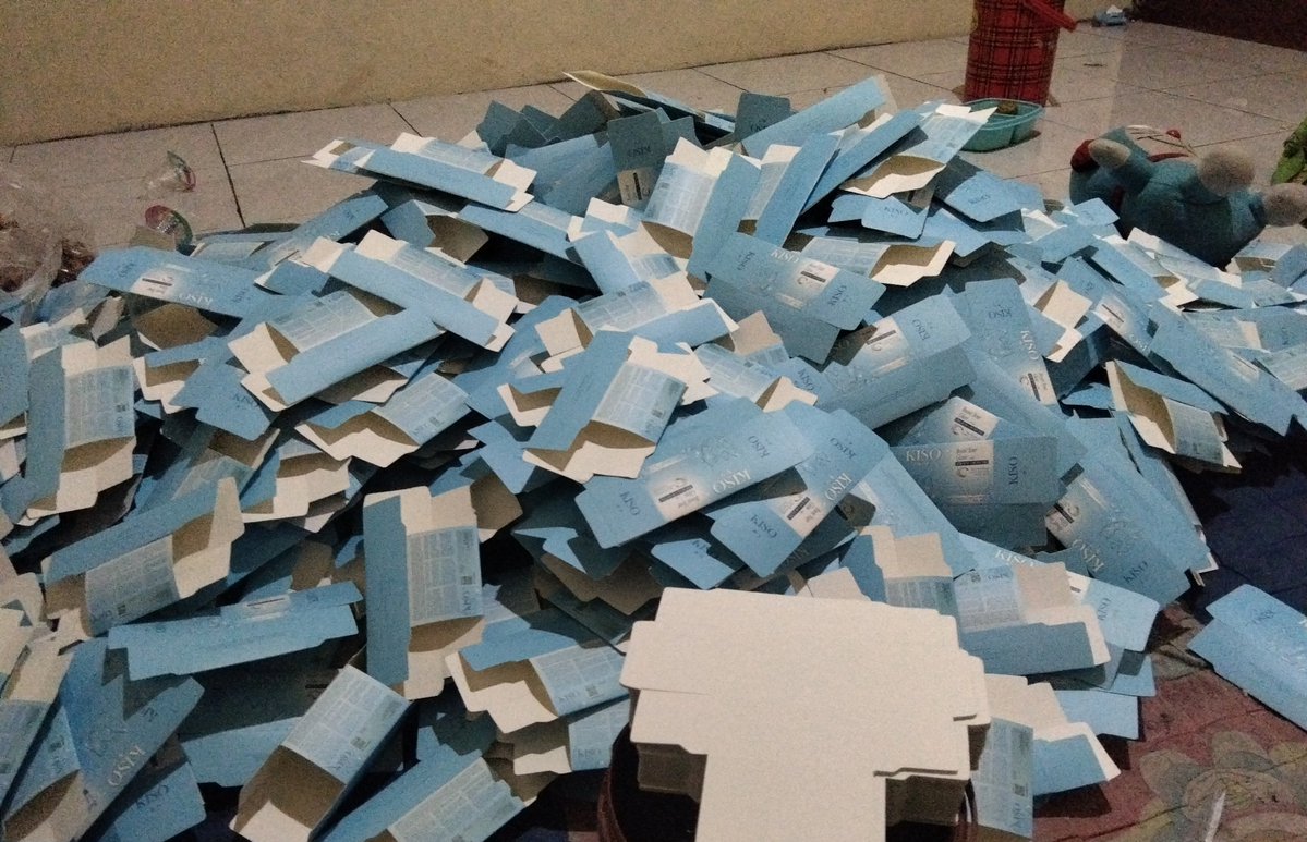 mulsaff's tweet photo. Ya Allah jadikan dari sekian banyak tumpukan kardus ini jadi uang yang cukup.
Cukup untuk membayar hutang dan bayar kontrakan.
Meskipun mustahil, doaku gk pernah putus 🥹 ikhtiar doa usaha.
Hasilnya ku serahkan kepadamu ya Allah. https://t.co/98K3FD0yGD