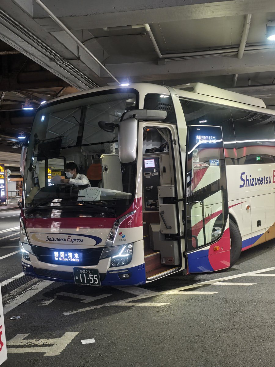 masayan7975's tweet photo. 大阪阪急三番街バスターミナル22:10発京都大阪ライナー静岡、清水行き
このバスは関西から東方向に向かうバスで唯一東海道山陽新幹線新大阪駅前でも乗る事が出来るので、静岡に停車する最終列車に間に合わない場合でも向かう事が出来る利用価値ある路線だと個人的には思います。😆 https://t.co/kckKvD2T8Q