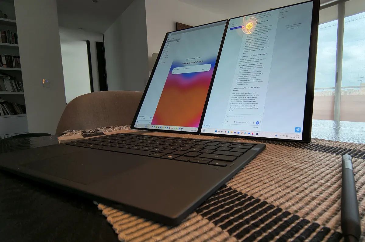 PixelcoTech's tweet photo. Por qué correr inteligencia artificial en local con un monstruo de dos pantallas cambia las reglas del juego  - Pixelco Tech #AsusZenBookDuo #Asus https://t.co/mepmdlc46n https://t.co/BWCWpjL2X4
