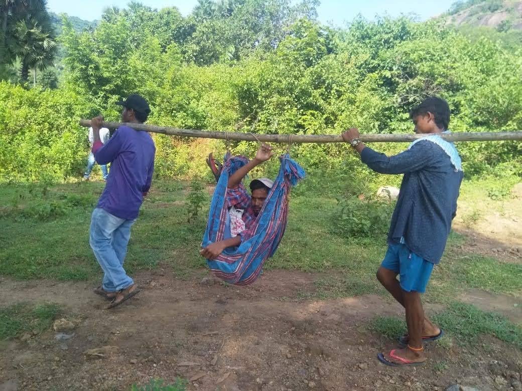 maheshkambala1's tweet photo. దశాబ్దాల నుండి డోలీలతో వెళ్తున్న చలిసింగం గిరిజనుల కష్టాలు అడవితల్లి బాటతో తీరనున్నాయి.

2 కోట్ల 60 లక్షలతో 3 KM రోడ్డు @PawanKalyan గారు నేతృత్వంలో.. 
6 నెలలు నుంచి పరిగెడుతున్న పనులు మరొక నెలలో పూర్తి కానున్నాయి.

మొదటి సారి రోడ్డు అంబులెన్స్ కూత!! 

అనకాపల్లి జిల్లా,చలిసింగం!! https://t.co/Q8tDrEsBdM