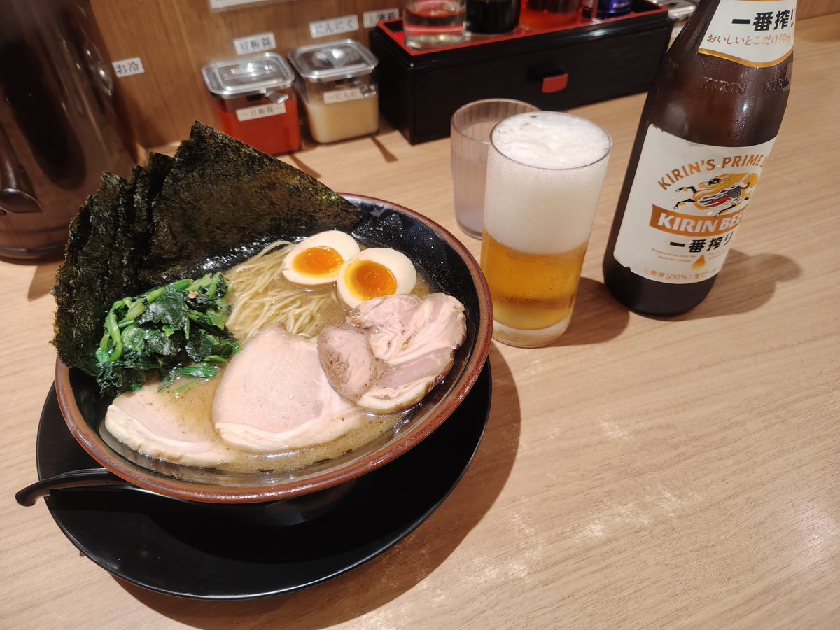 potemkin_n's tweet photo. ラーメン屋なう(←おぢさん)。

何かS15が2台停まってた。それだけでちょっとウレシ🤣✨。 https://t.co/DtkKvtMlRy