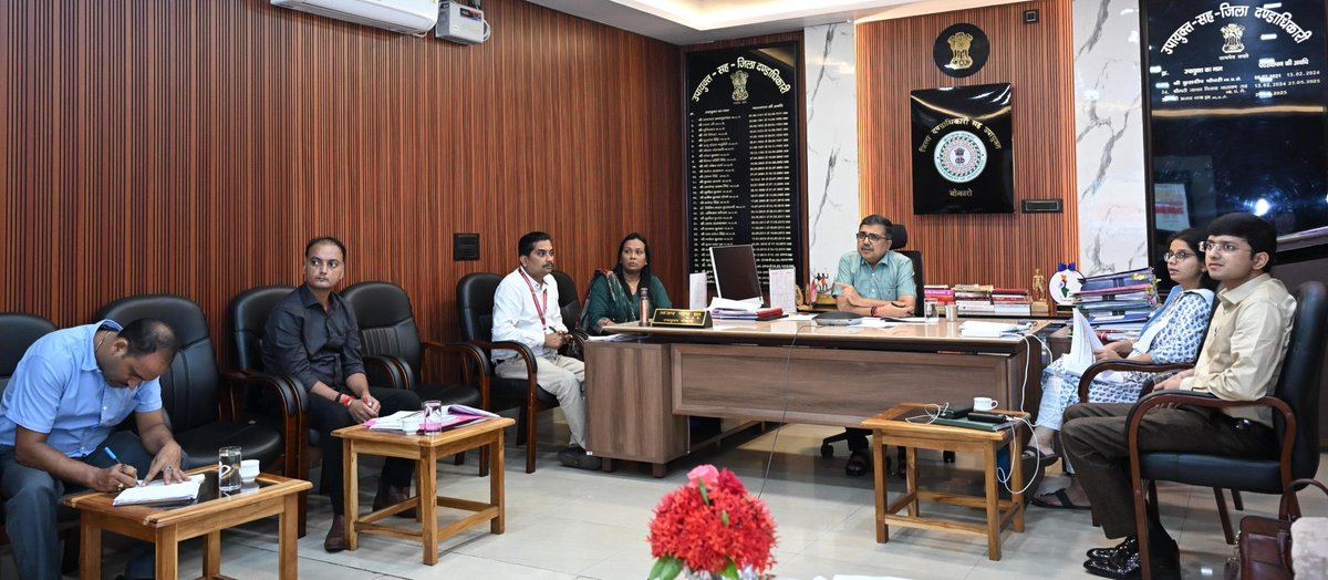 Iprd_Bokaro's tweet photo. ब्लैक स्पॉट बनने से पहले ही करें निवारक कार्रवाई : उपायुक्त

जिला सड़क सुरक्षा समिति की बैठक में उपायुक्त श्री अजय नाथ झा ने सड़क दुर्घटनाओं की रोकथाम को लेकर कई महत्वपूर्ण निर्देश दिए।

- दुर्घटना संभावित स्थलों पर रंबल स्ट्रिप व चेतावनी संकेत ।

- अंधेरे क्षेत्रों में स्ट्रीट लाइट ।

- अवैध पार्किंग, ओवरस्पीडिंग व रैश ड्राइविंग पर सख्ती ।

- नशे में वाहन चलाने वालों पर प्रभावी कार्रवाई।

- दुर्घटना पीड़ितों को मुआवजा दिलाने में संवेदनशीलता ।

- गुड सेमेरिटन को प्रशस्ति-पत्र व बैज देकर सम्मानित करने की पहल।

उपायुक्त ने कहा कि सड़क सुरक्षा केवल प्रशासन की नहीं, बल्कि हम सभी की सामूहिक जिम्मेदारी है।

#BokaroSeJohar #RoadSafety 
@JharkhandCMO 
@prdjharkhand 
@RanchiPIB 
@ddnewsjharkhand 
@airnews_ranchi