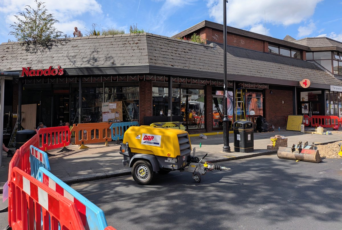 CPTriangulation's tweet photo. @cplocal @cpneighbours
Busy day for Westow St.
Roadworks so road closed to traffic lights the long awaited Nando's slowly being revealed #SE19 https://t.co/Rni5VJYKRi