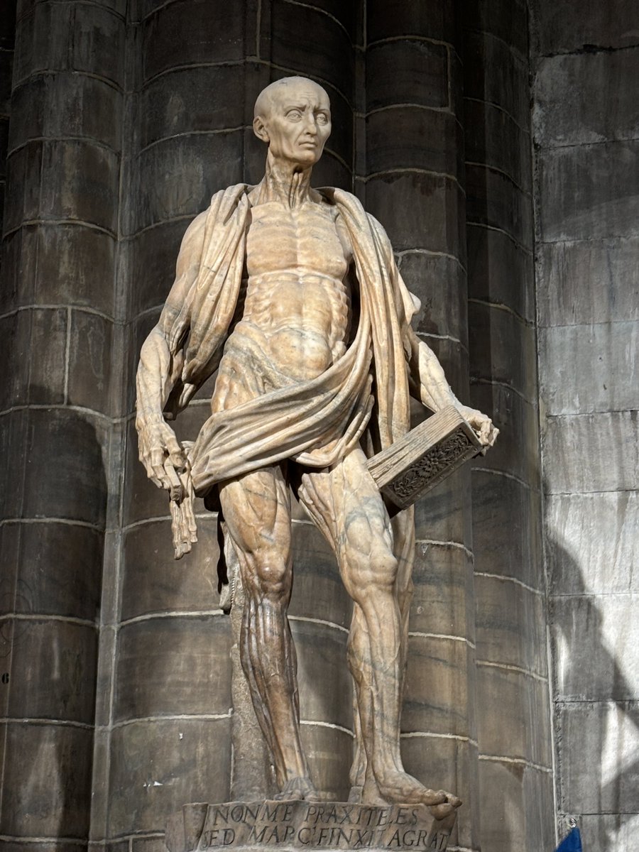 Rosariohm's tweet photo. @SacerdosMariae En el Duomo de Milán se puede ver con detalle hecha por el escultor renacentista lombardo Marco d'Agrate en el año 1562. https://t.co/wEULeSfKgt