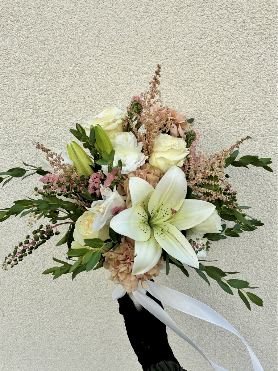 svbrwnd's tweet photo. Bouquets marié du week end 🦋🌸 https://t.co/Cqip05gnys