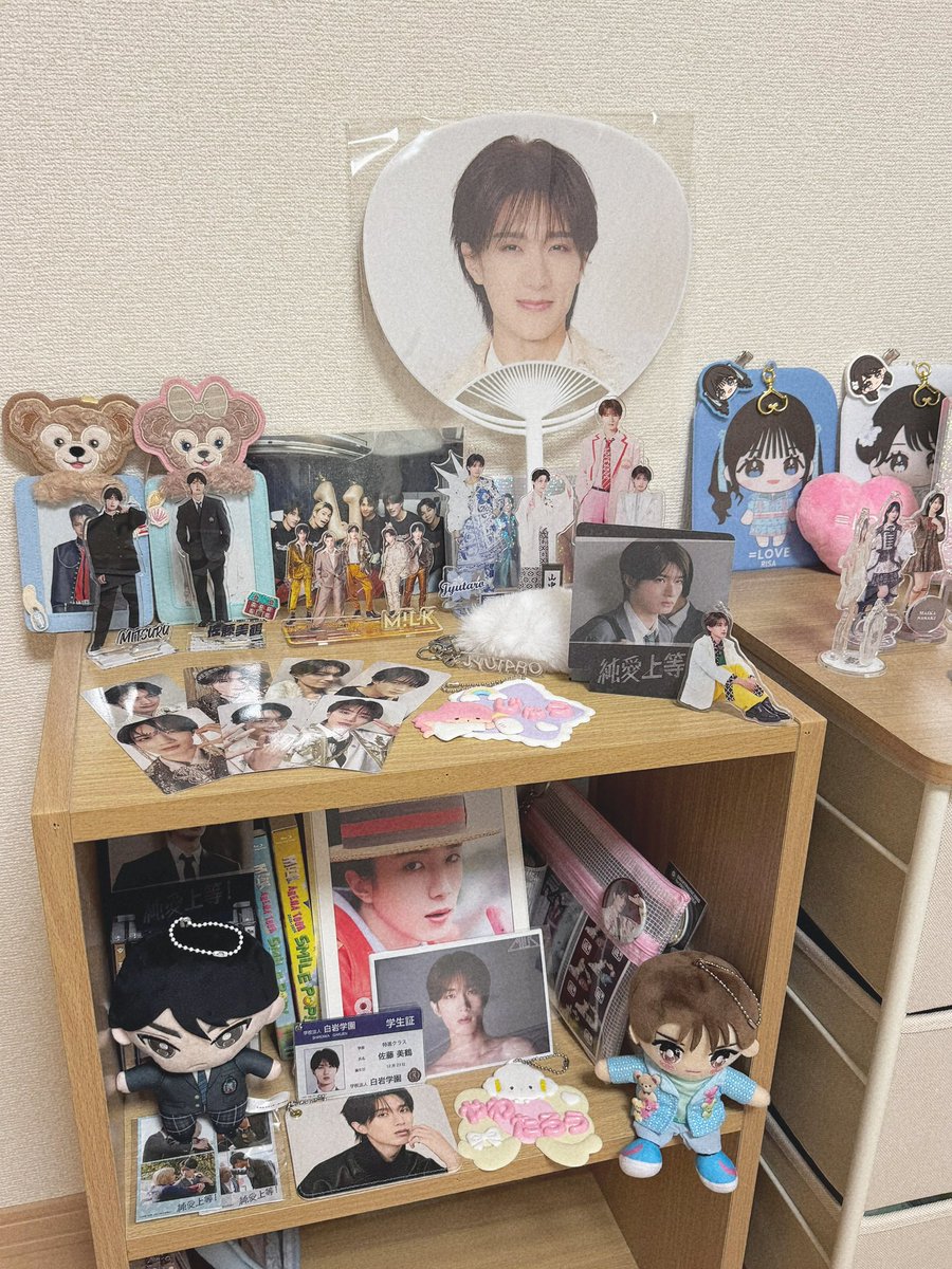 _m10tr_'s tweet photo. 推しグッズがどんどん増えてってうれしい〜♡.ᐟ.ᐟ
(グッズはちゃんと飾るタイプのオタク) https://t.co/wRlyiUFBXM