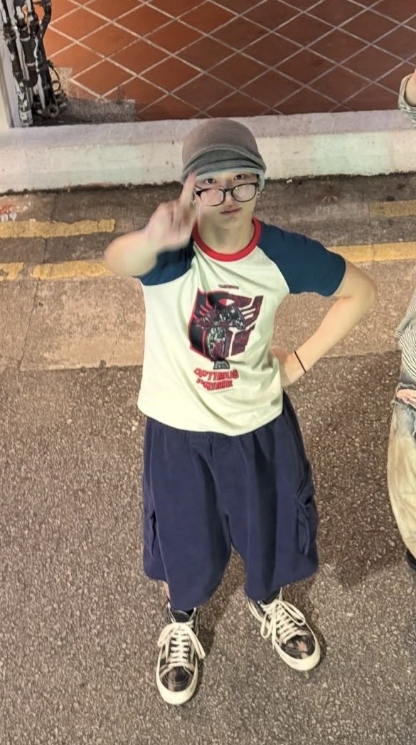 wi6hu's tweet photo. BITCH I THOUGHT HE WAS FLIPPING ME OFF https://t.co/ZmXJzJ25X4