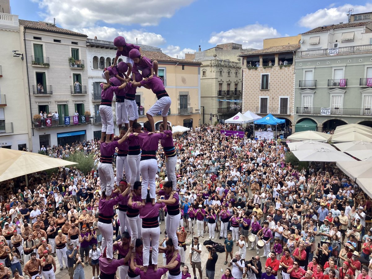 IgualadaSomhi's tweet photo. Vivim la Diada Castellera de Festa Major a la plaça de l’Ajuntament. Enhorabona, @moixiganguers! 🙌🏻 #fmigd https://t.co/EDdj2aZv5o