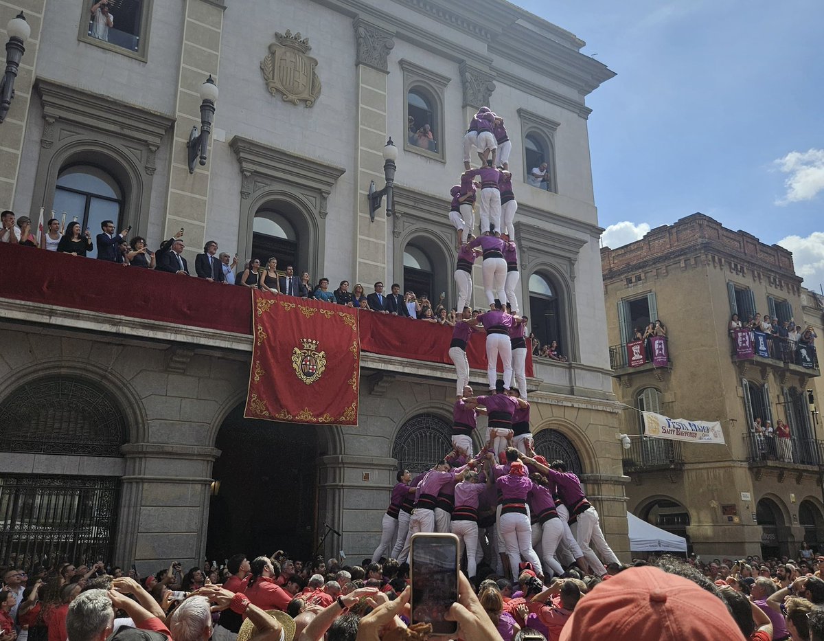 IgualadaSomhi's tweet photo. Vivim la Diada Castellera de Festa Major a la plaça de l’Ajuntament. Enhorabona, @moixiganguers! 🙌🏻 #fmigd https://t.co/EDdj2aZv5o