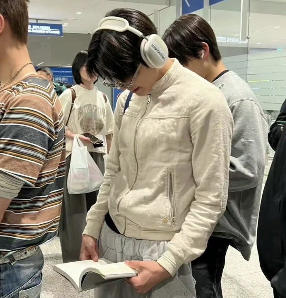 pinkkeon's tweet photo. there's nothing prettier in the world than keonho and books https://t.co/ifMfSDnQkq