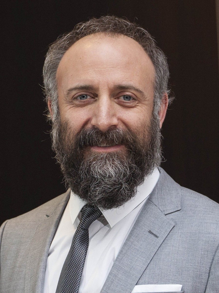 beehaber's tweet photo. Halit Ergenç, Londra’daki Warner Bros. film setine oyuncu olarak değil ortağı olduğu hoparlör şirketinin temsilcisi olarak gittiği anısını anlattı:

🔹 “Ürünlerle beraber Londra’ya gittim.”

🔹 “Hoparlörleri açtım, temizledim, parlatmaya başladım.”

🔹 “Gayet güzel ürün mümessili olarak stüdyonun içine girdim.”

🔹 “Oyuncuları gördüm ama orada ‘Ben de oyuncuyum’ demedim.”

🔹 “Sürekli monitörün başında nasıl çekim yaptıklarını izliyordum.”

🔹 “Yönetmen de ‘Bu adam niye sürekli monitöre bakıyor?’ diyordu.”

🔹 “O 'Hoparlörler gayet iyi işte' diye düşünüyordu ama ben orada aslında işi inceliyordum.”

🔹 “İlk kez bir film setinde başka bir sebeple bulunmuş oldum.”

🔹 “Benim için çok güzel bir anıydı.”