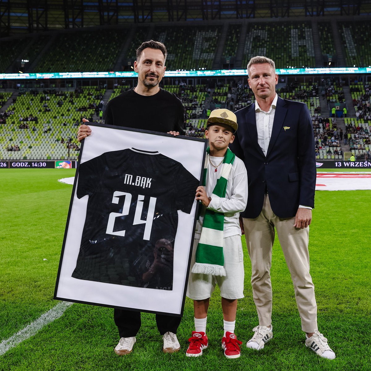 LechiaGdanskSA's tweet photo. Wyjątkowa oprawa poświęcona pamięci Mateusza Bąka towarzyszyła meczowi #LGDPGS.
Dziękujemy każdemu z Was za obecność, wspomnienia i białe róże. Razem pokazaliśmy, jak wielką częścią Biało-Zielonej rodziny na zawsze pozostanie Mateusz 🤍💚
Przyniesione przez Was kwiaty złożyliśmy na grobie naszej Legendy 🕯️