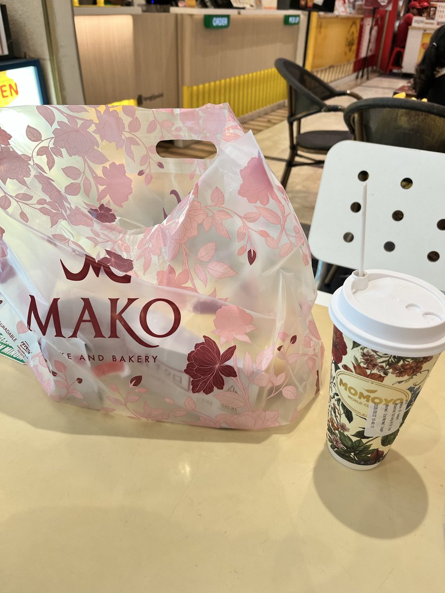 massimeow's tweet photo. jujur momoyo yang Roasted Oolong Milk Tea enak https://t.co/AC9JeidwXw